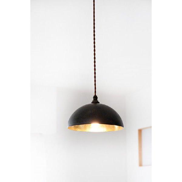 照明器具 FUTAGAMI 真鍮のペンダントランプ 鋳肌・半球 鍛金仕上げ 黒