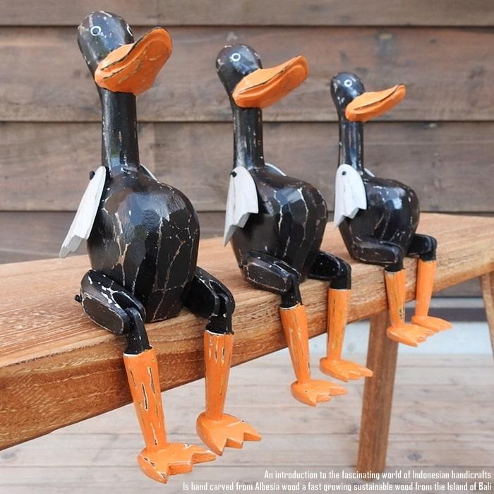 お座り アヒルさん 黒 Sサイズ ウェルカム人形 家鴨 木製 木彫りの置物