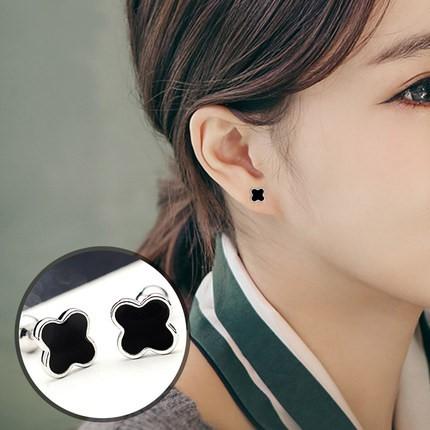 RainbowGirl ピアス クローバー 四つ葉 赤 黒 男女兼用 プラチナ仕上げ