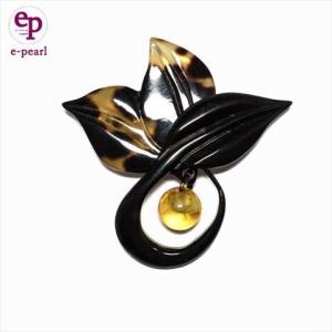 ぶどう型本べっ甲+琥珀ブローチ 軽く 高級感のある 美しいシャンパン