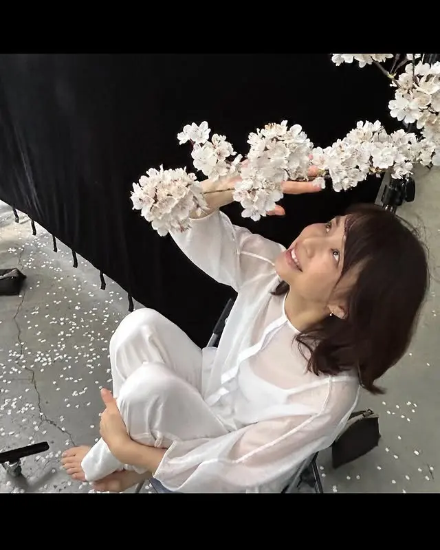 石田ゆり子の私服 「MAISON CARRÉE」の黒のセットアップコーデです