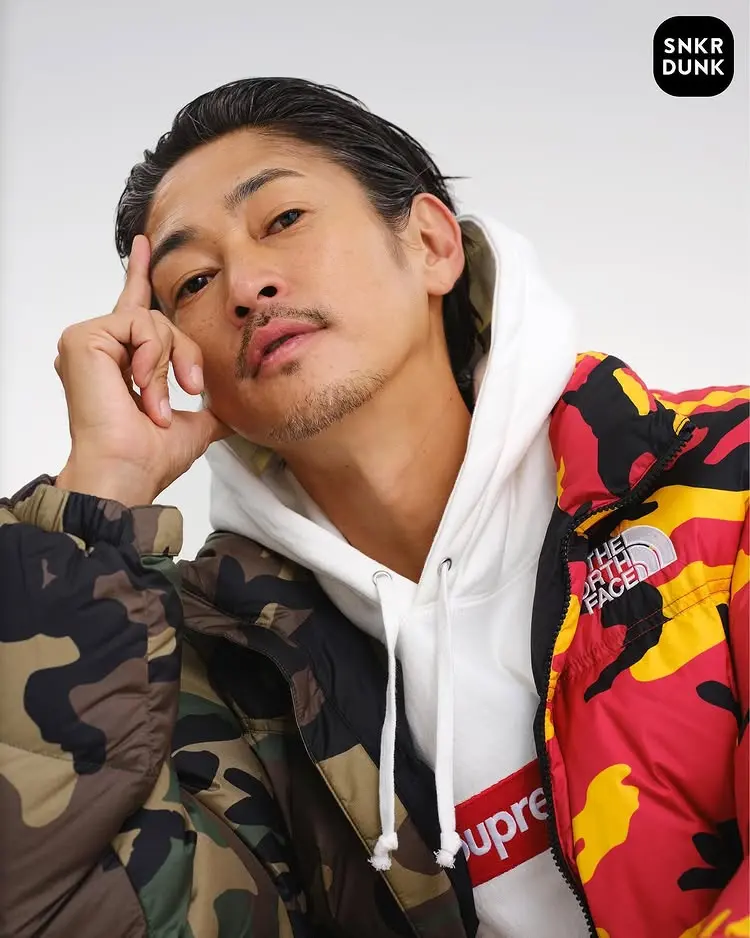 ダウンジャケットを着た窪塚洋介さんのコーデ 私服/衣装/購入先 - Woomy