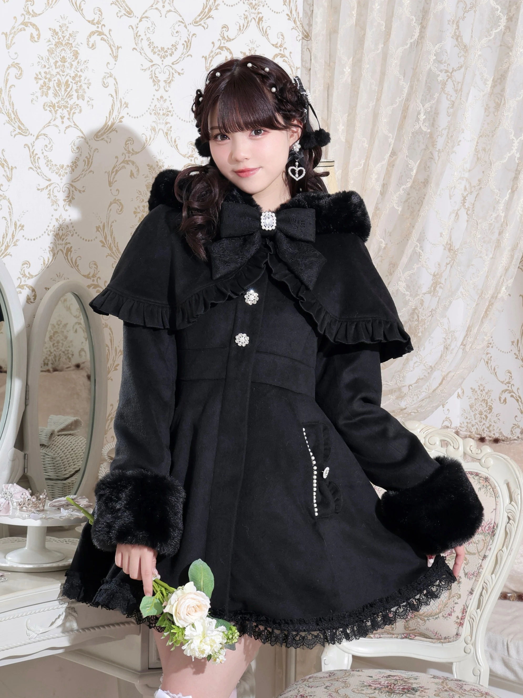 ケープフリルドーリーフレアコート（コート｜オフホワイト・ピンク・黒