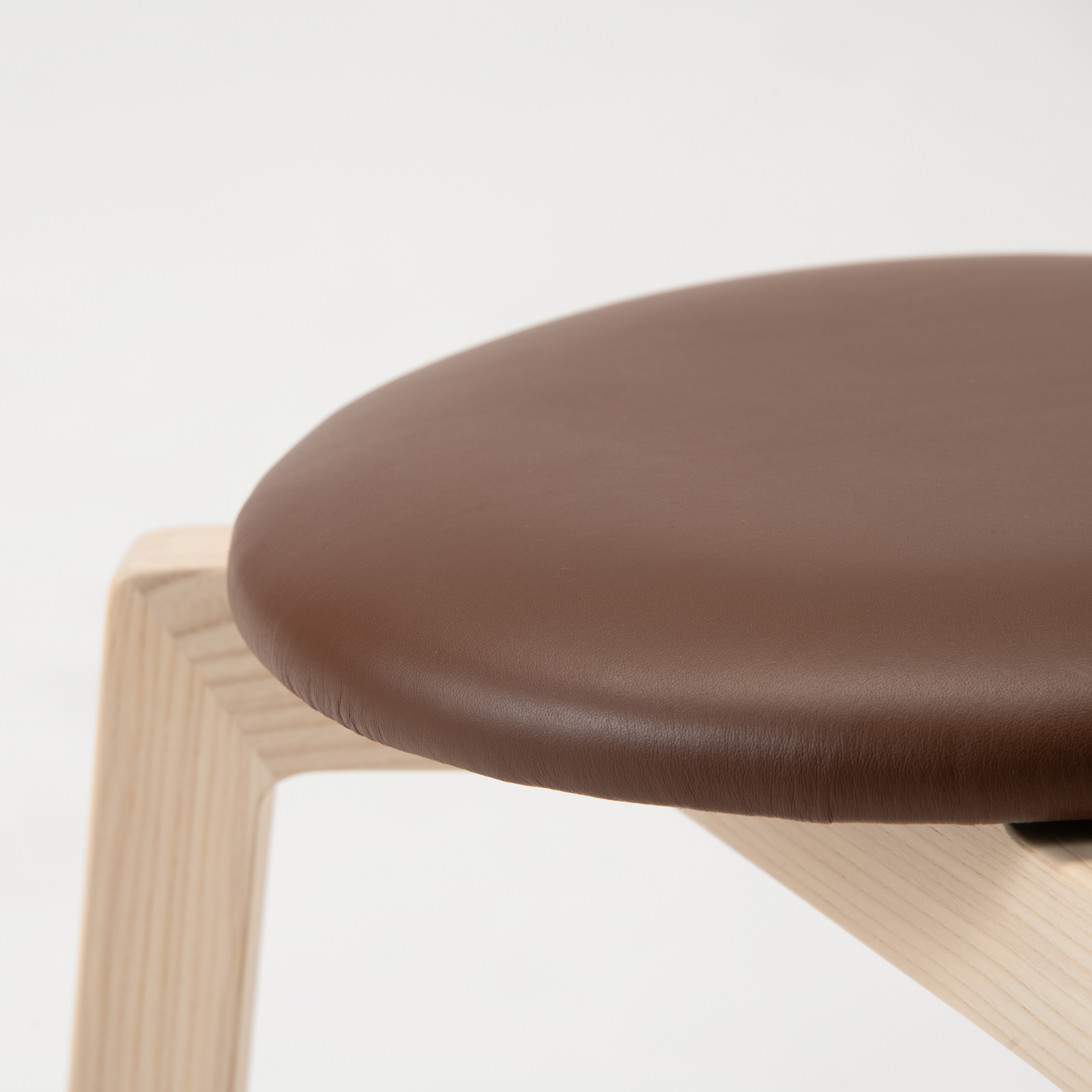 旭川家具 スツール | Stacking Stool 02 センの木 | 革座 ダーク