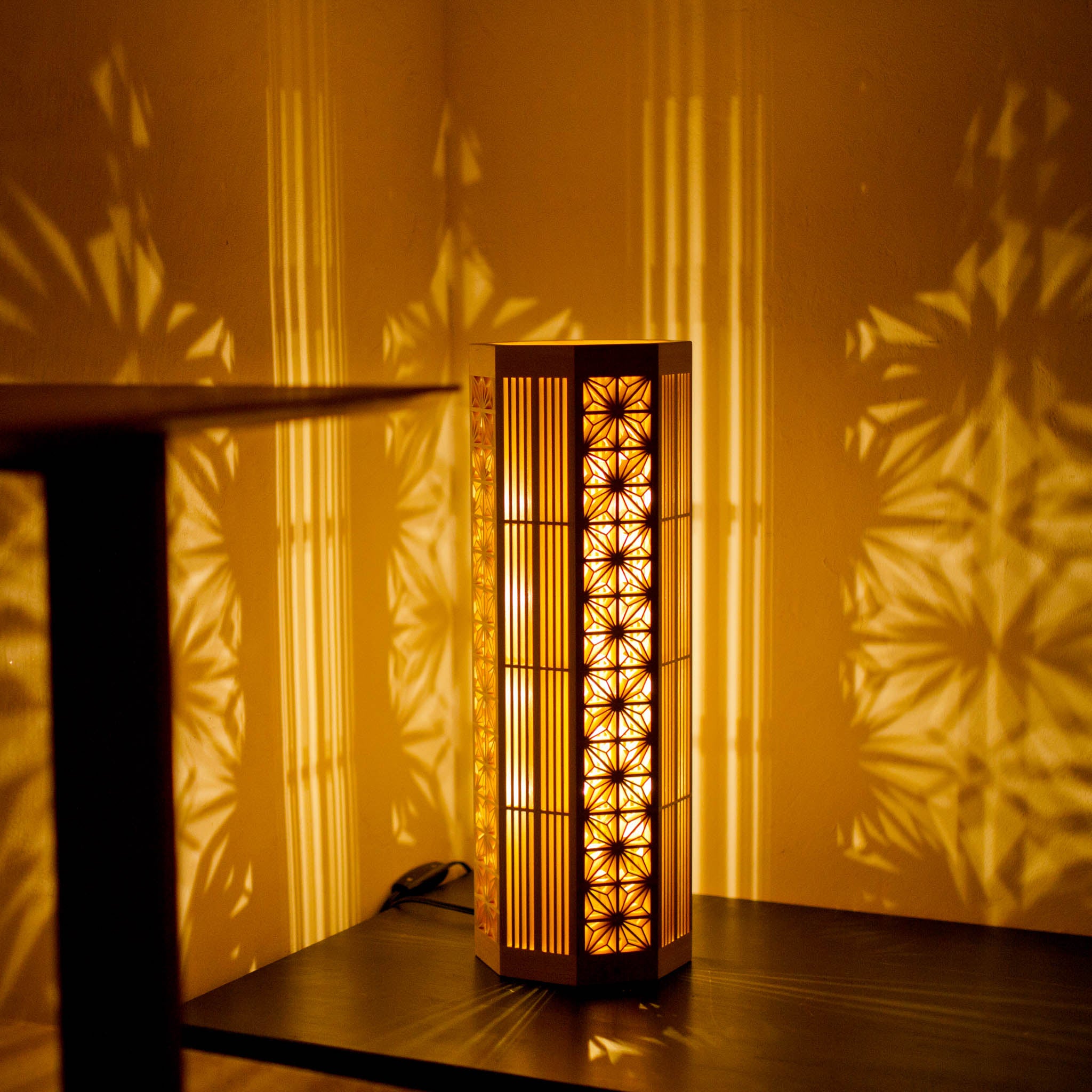 組子細工 フロアランプ | 麻の葉格子 | 木のあかり