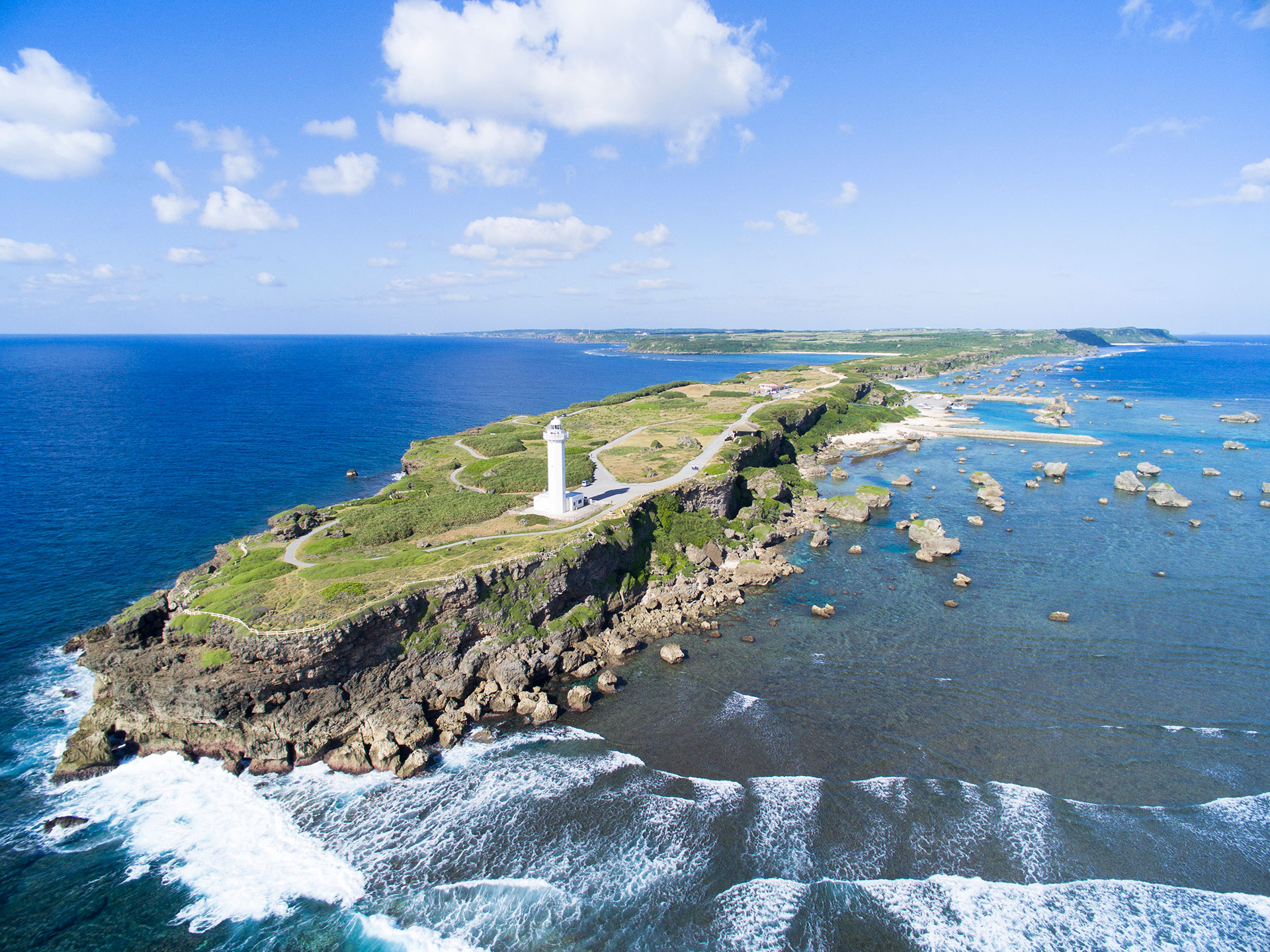 那覇から飛行機で約45分、サンゴが透き通る海と珊瑚が隆起してできた