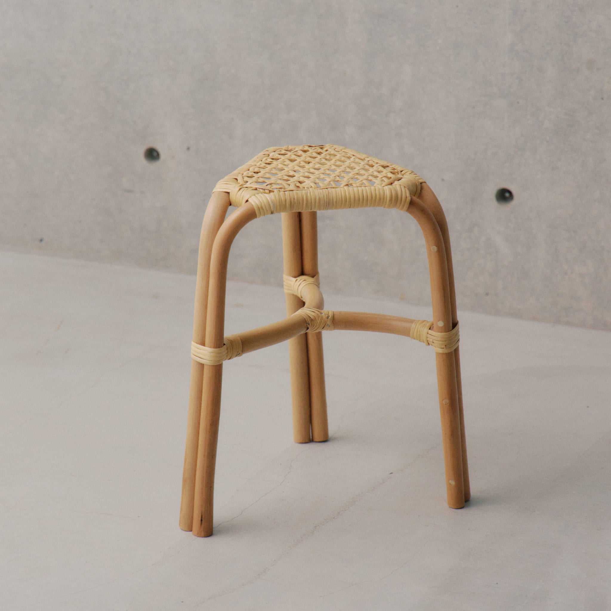 スクエアラタンスツール【monoroom町田】 ラタン三角スツール – JINNAN