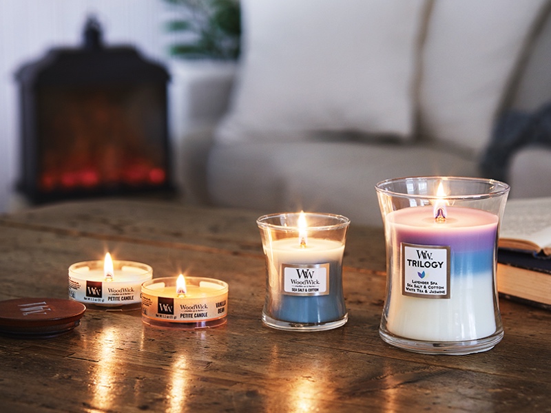 カメヤマ、灯すとパチパチ音がするキャンドル。焚き火気分を味わえる