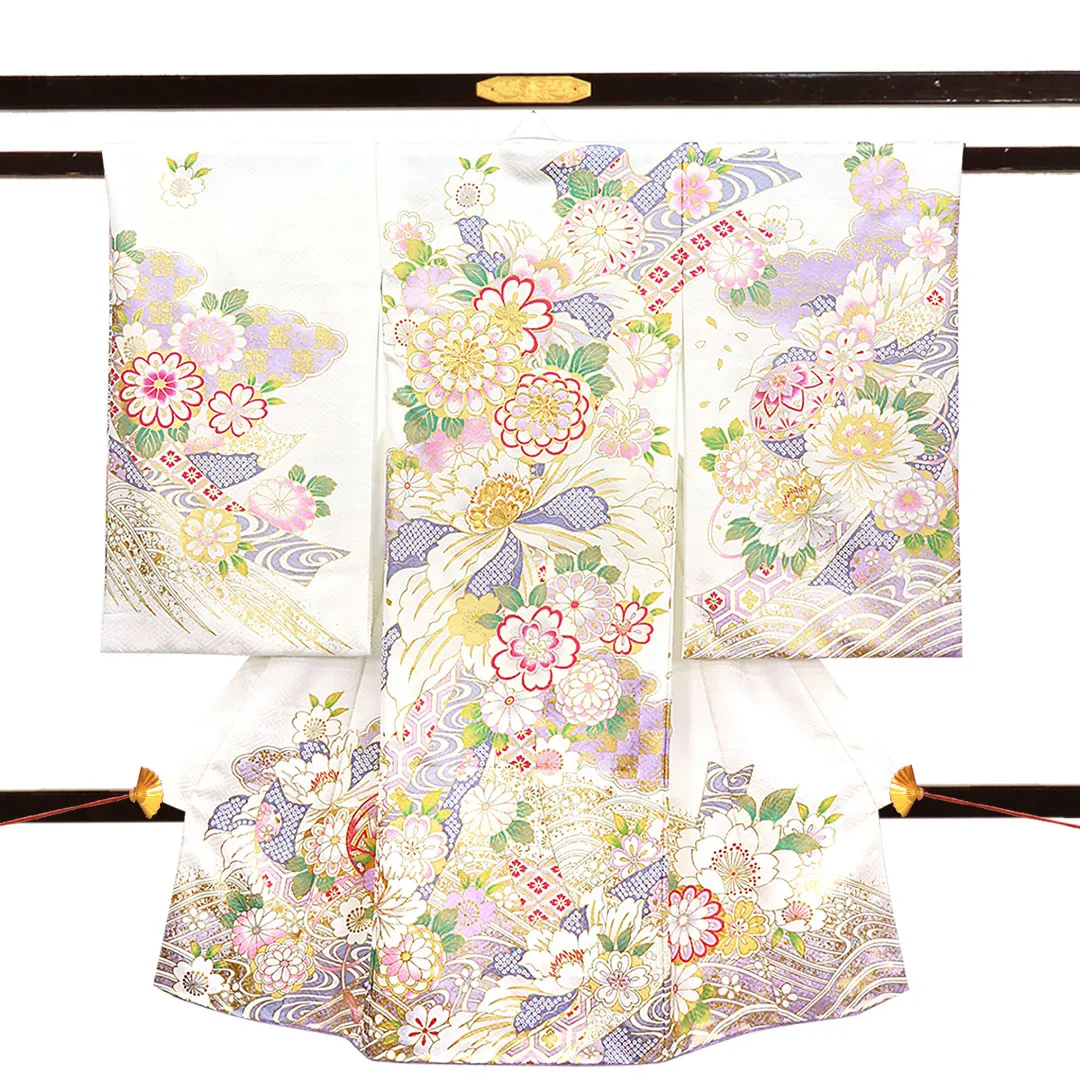 お宮参り産着レンタル／藤と白地に菊と大輪の牡丹、金の刺繍尽くしの