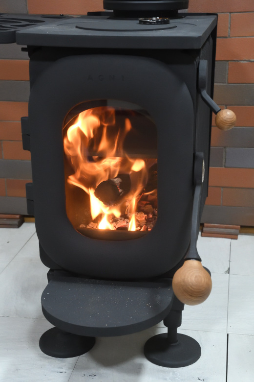 国産唯一の鋳物薪ストーブメーカー岡本AGNI-hutteの設置＆火入れ