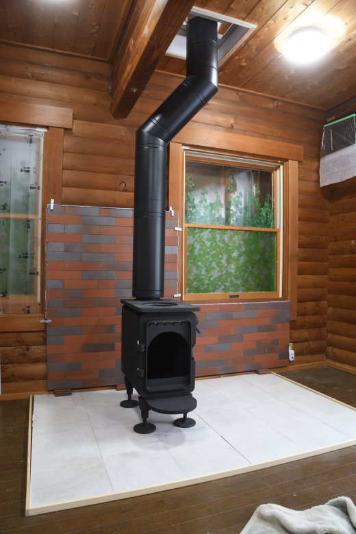 国産唯一の鋳物薪ストーブメーカー岡本AGNI-hutteの設置＆火入れ
