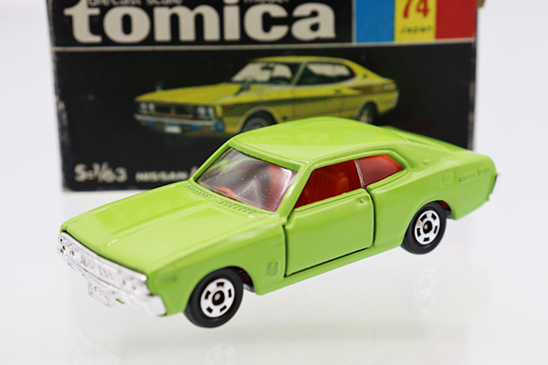 黒箱トミカ／【朱色シート】日産ローレル 2ドアハードトップ【牽引