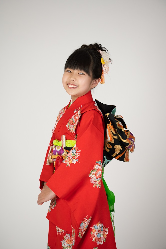 7歳女の子の高級着物レンタル】七五三の着物・正絹（シルク） 赤色・花