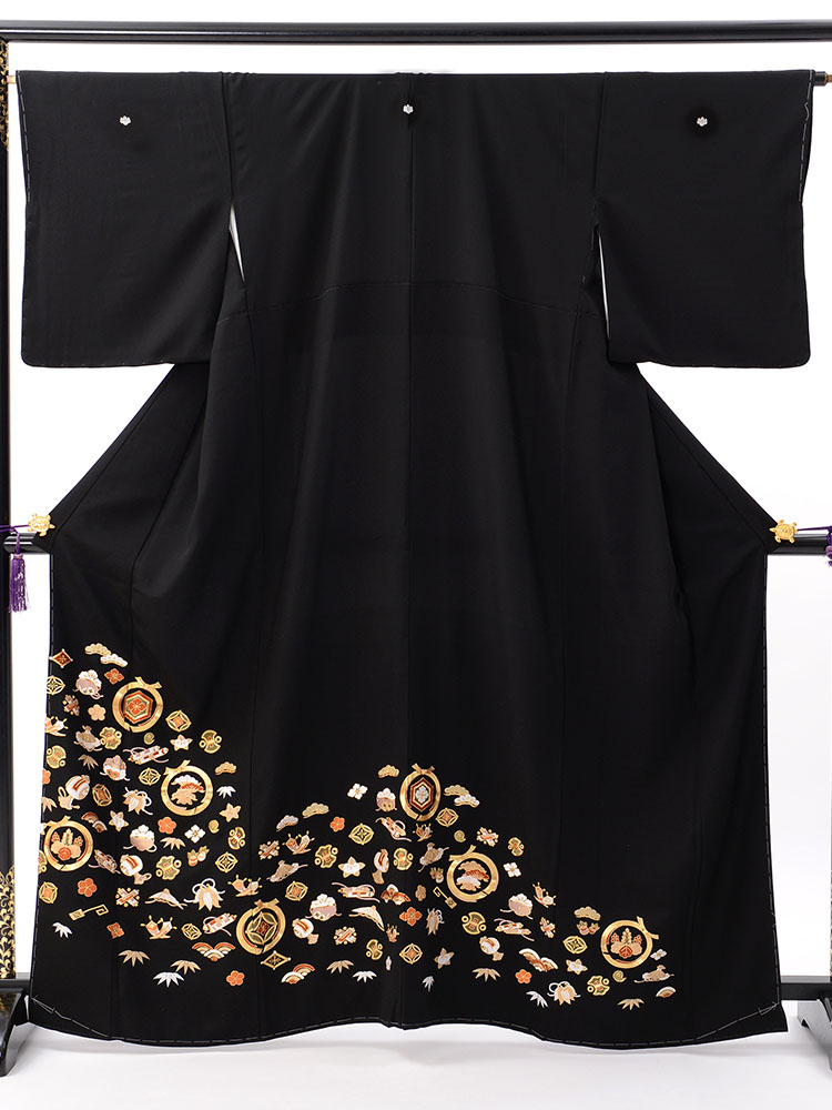 高級黒留袖レンタル】t-607 宝尽くし総刺繍 Mサイズ 総刺繍・宝尽くし