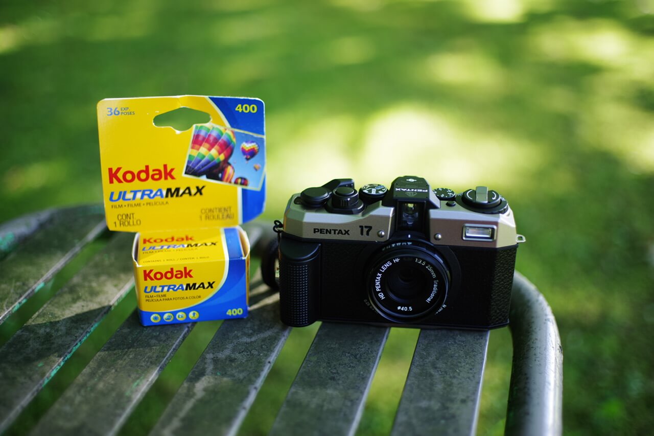 さて、PENTAX 17にフィルムを詰めて、72枚の先の長い旅が始まった