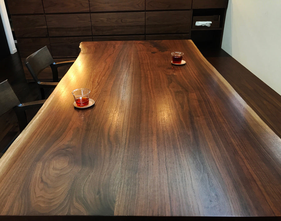 ウォールナットx黒で統一。一枚板ダイニングテーブル – オーダーメイド