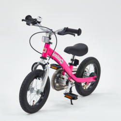 一台でキックバイクと自転車を兼ねる「へんしんバイク」で、子供の世界