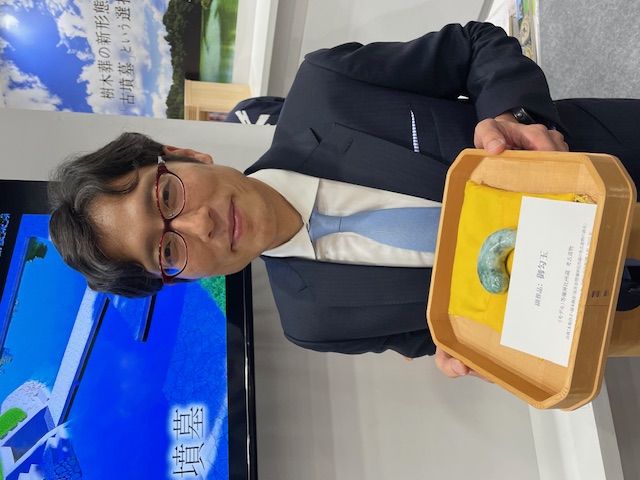 竹田城で御座います。緑色の特大円形子持勾玉 勾玉史料 古墳文化副葬品