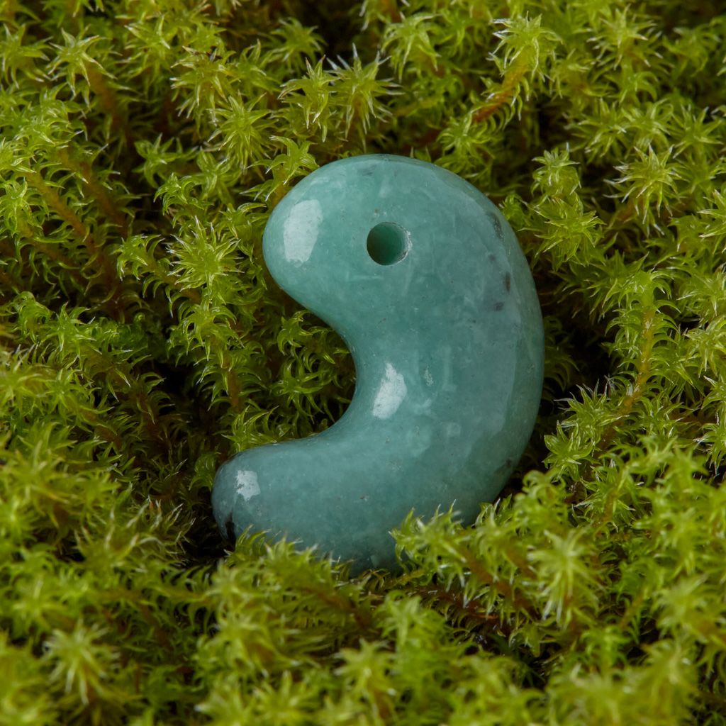 入コン沢・緑青色・艶美麗】（高品質緑青色ヒスイ）糸魚川天然翡翠勾玉