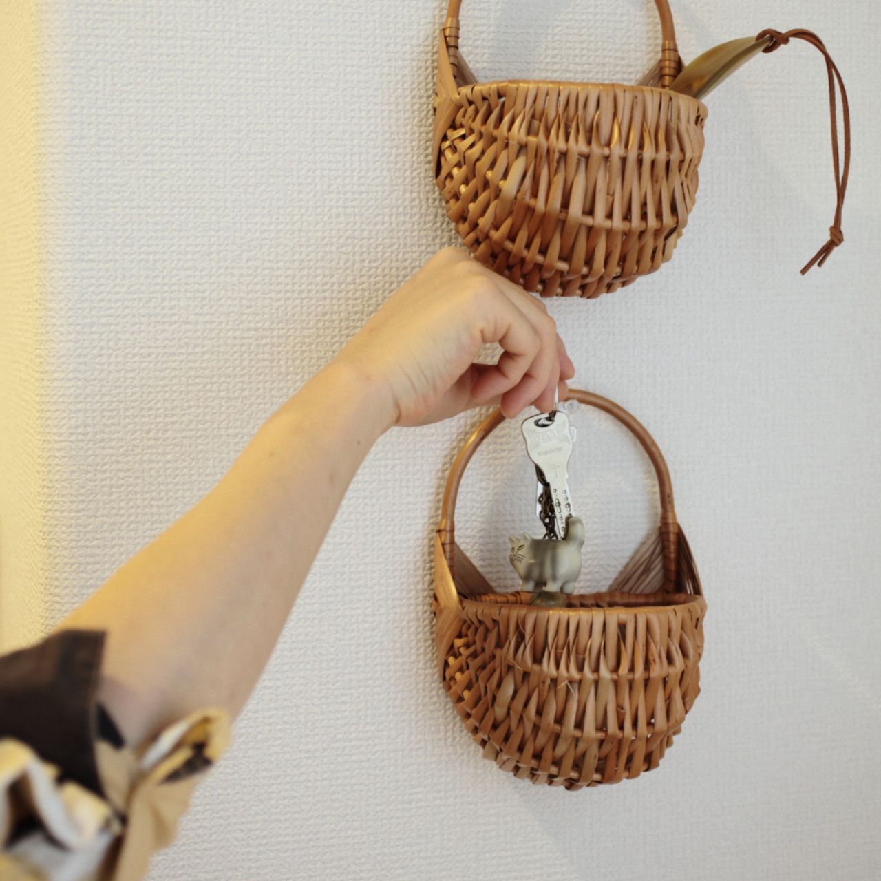 ラトビアの工房で作るハンドメイドかご | 柳のウォールバスケット 小物