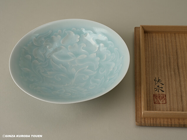 売れ筋 塚本快示 人間国宝 青白磁 百合文 皿 共布 共箱 未使用 塚本快