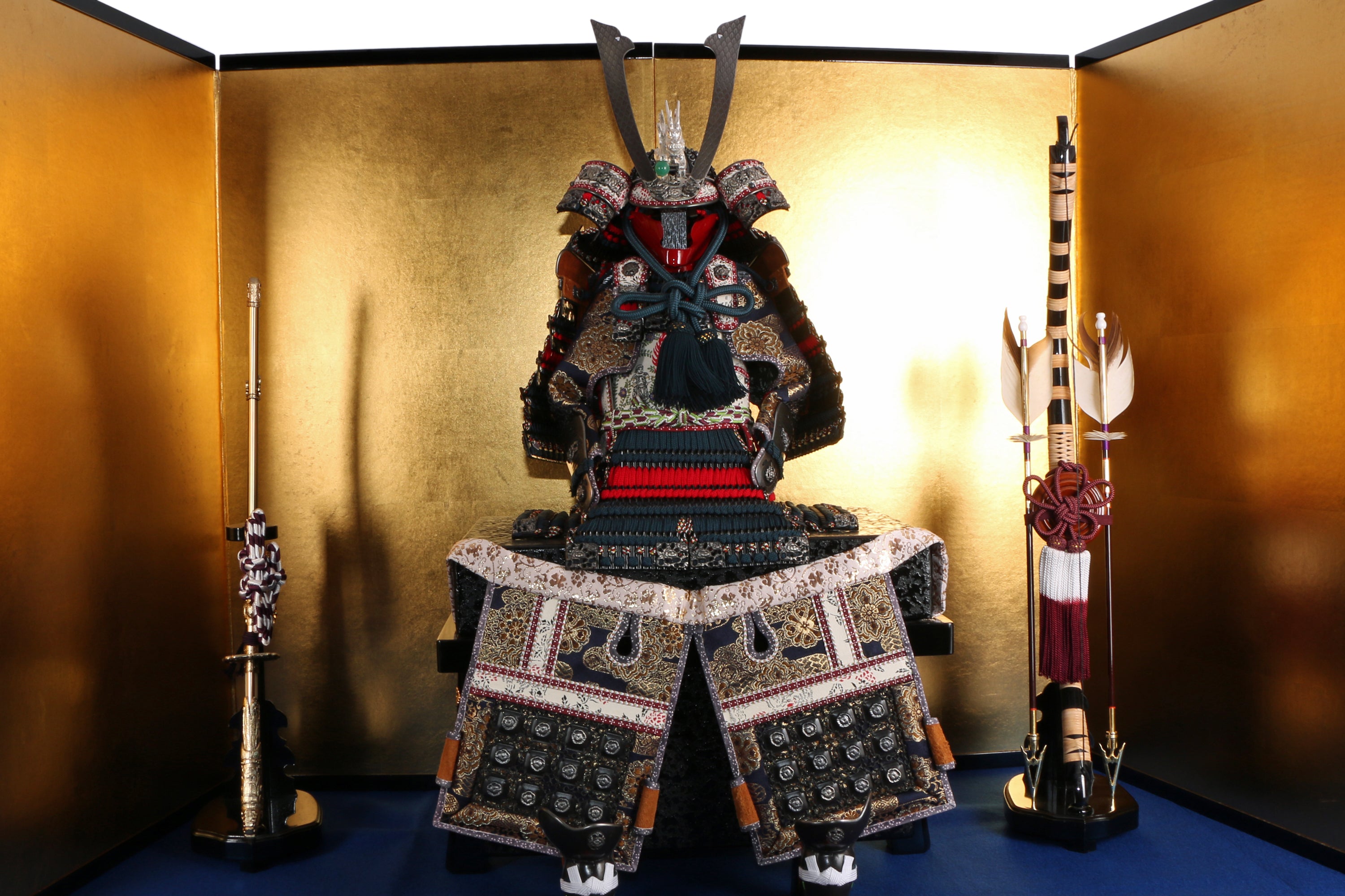 大鎧 裾裏10号 黒小札鉄紺縅中紅 イブシ銀鍍金【1点限り】 – 平安住