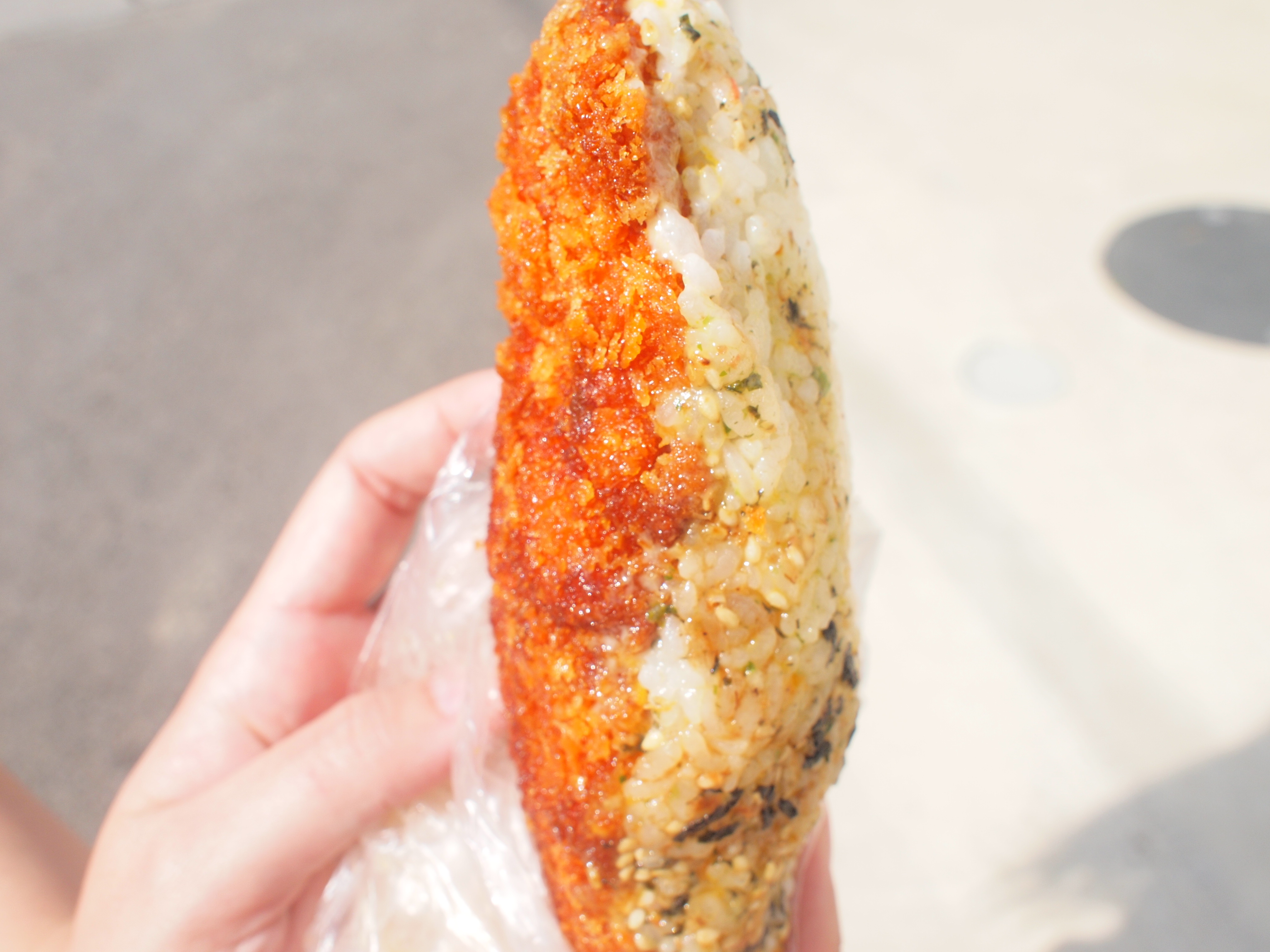 沖縄県・石垣島の おにぎり「オニササ」。 ささみフライとのりたま