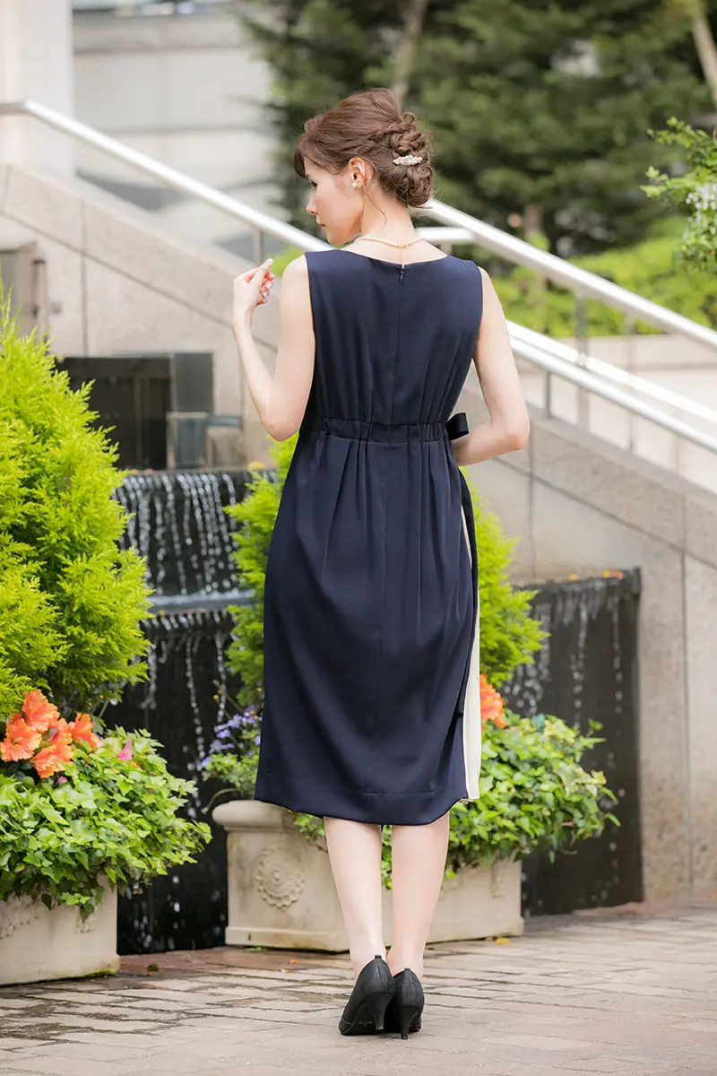 ネイビーのアシンメトリープリーツタイトドレス | Dorry doll | M