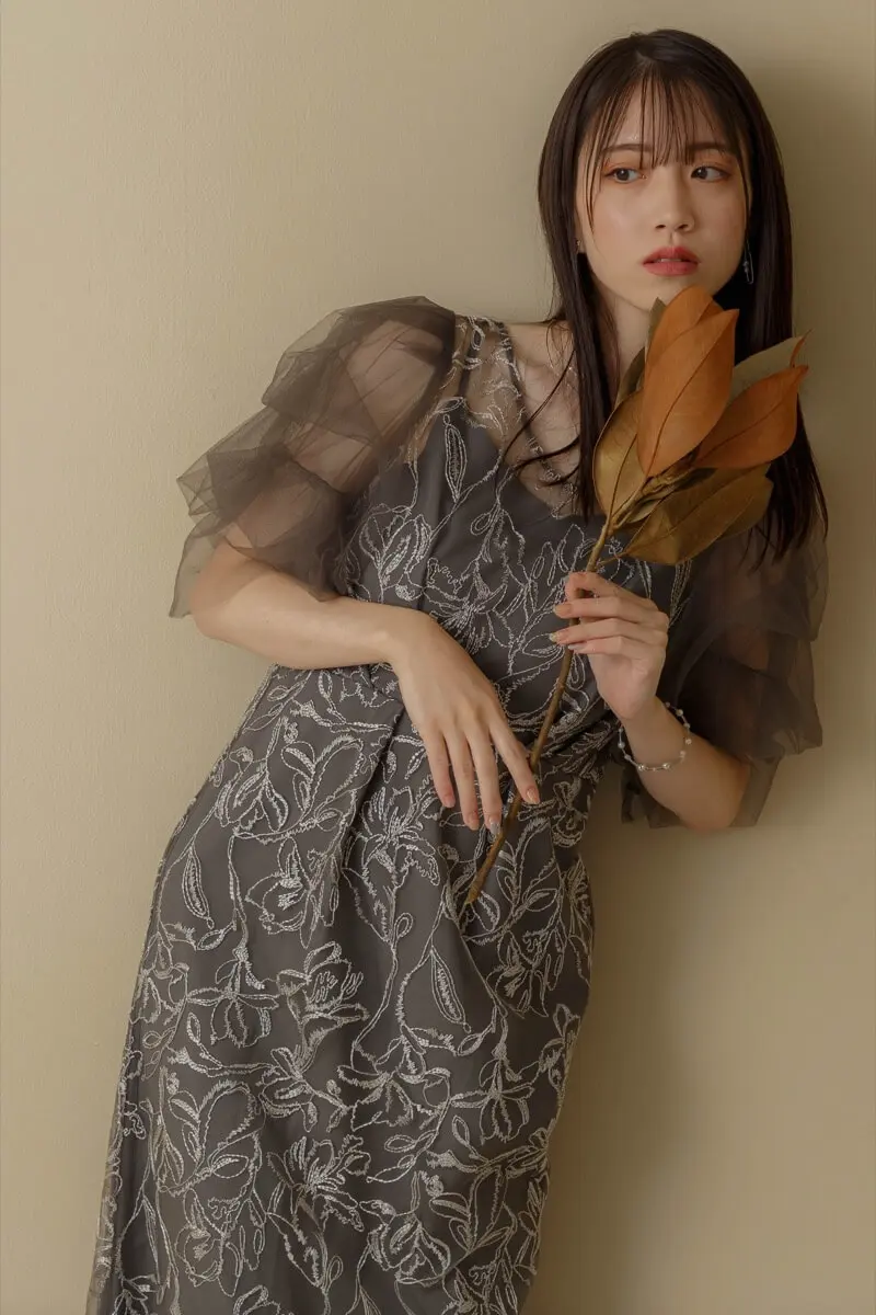 チャコールのフラッフィースリーブペンシルドレス | LE' RURE | M