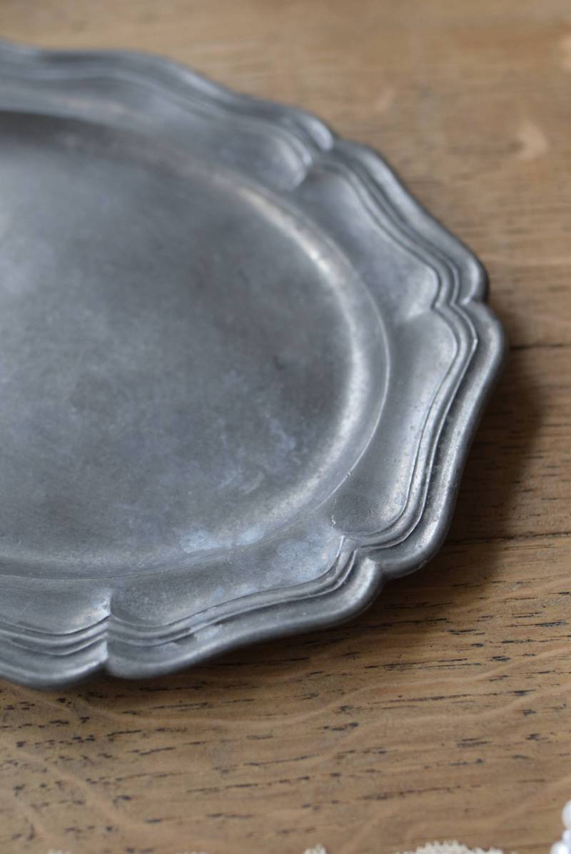 エタンオーバルプレート.2 花リム フランス アクセサリートレイ ピューター