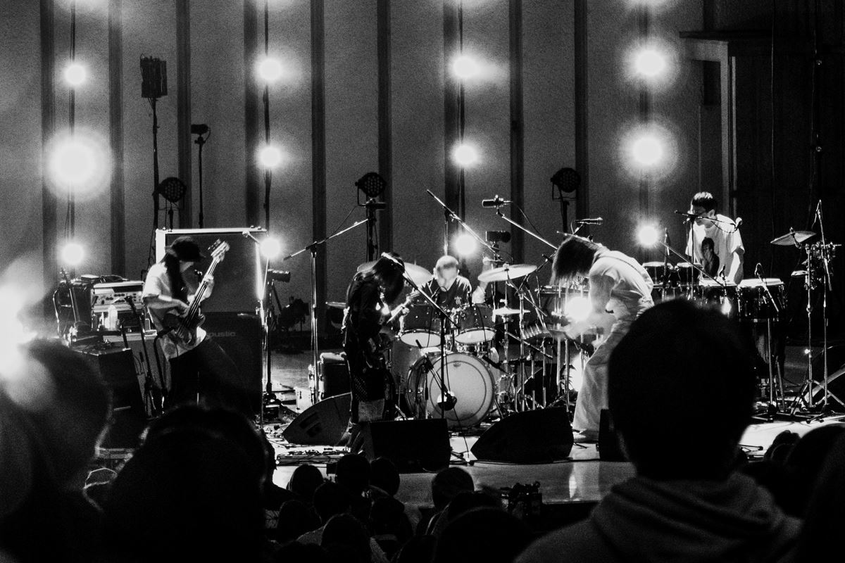 カネコアヤノ率いるバンド・kanekoayano、鉄壁のバンドアンサンブルを