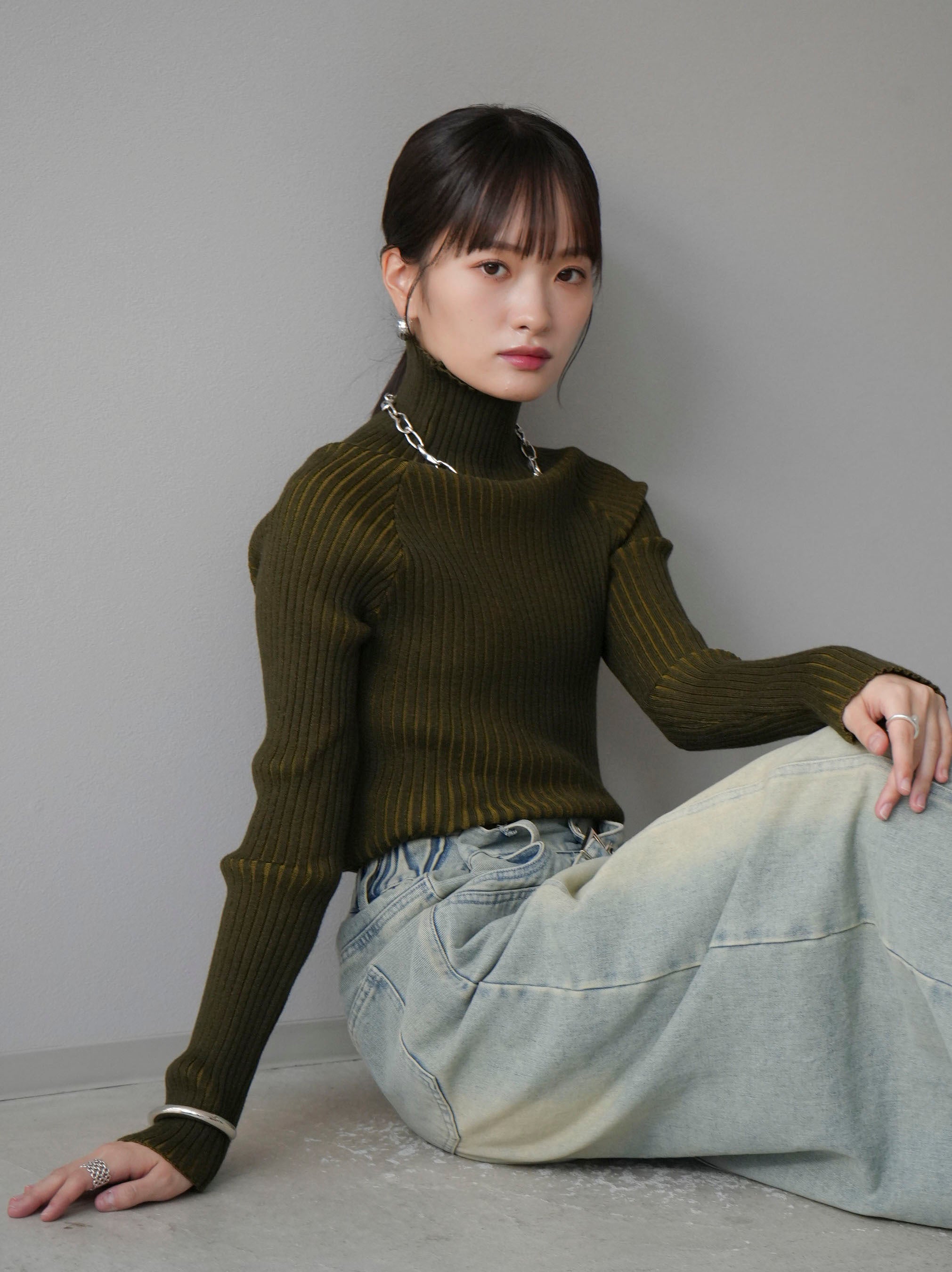 予約]バイカラーリブハイネックニットトップス/カーキ – Lumier