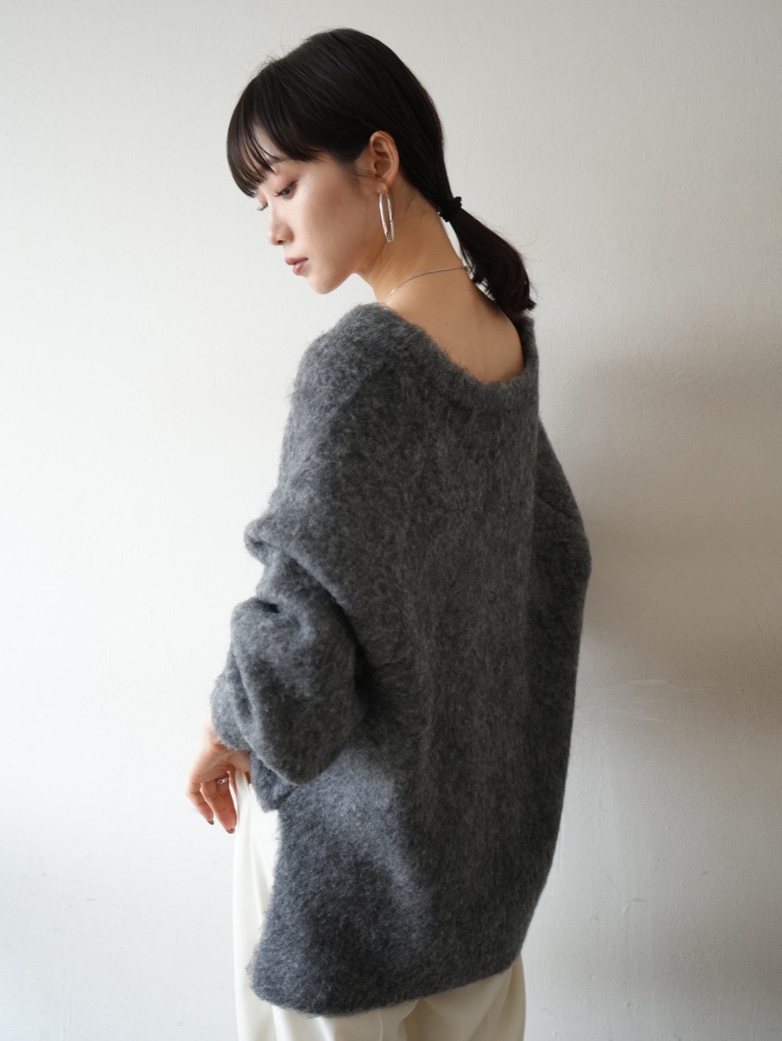 予約]オーバーモヘアニットプルオーバー/チャコール – Lumier