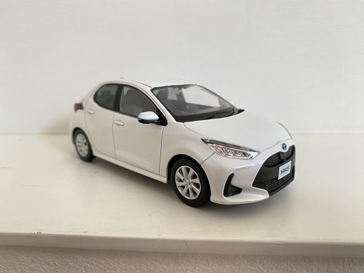Amazon.co.jp: ヤリス ミニカー 1/30 ホワイトパールクリスタル