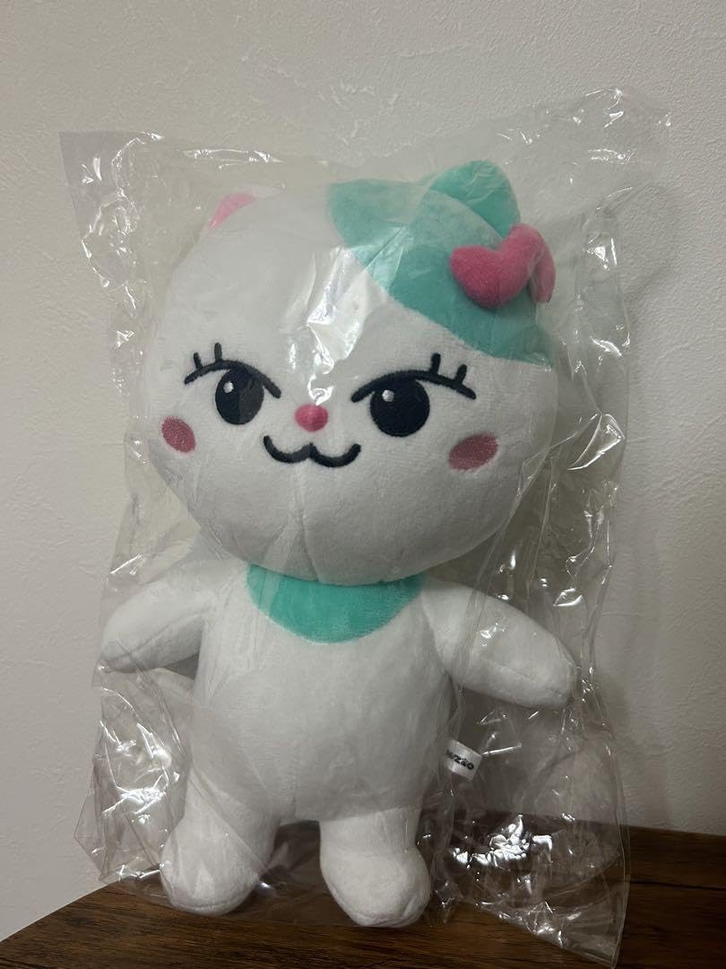 Amazon.co.jp: NiziU NIZOO マユカ ルキャット ぬいぐるみ : おもちゃ