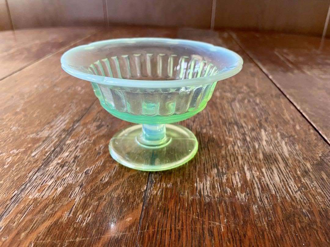 大正ガラス 和ガラス ウランガラス 桃色乳白雪模様透かし 大正ガラス