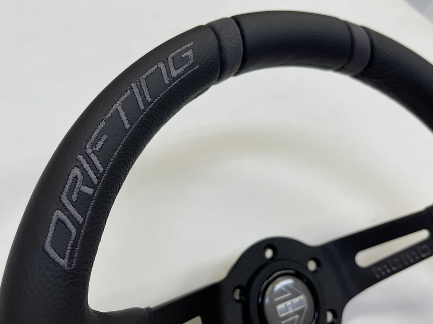 Amazon | MOMO DRIFTING 330D 85mm ディープコーン ブラックスポーク