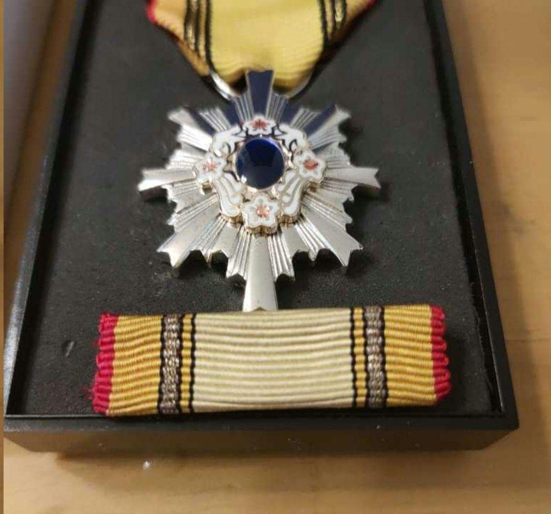 Amazon.co.jp: 極!第三級 防衛功労章 5号賞詞 防衛記念章 新型 勲章