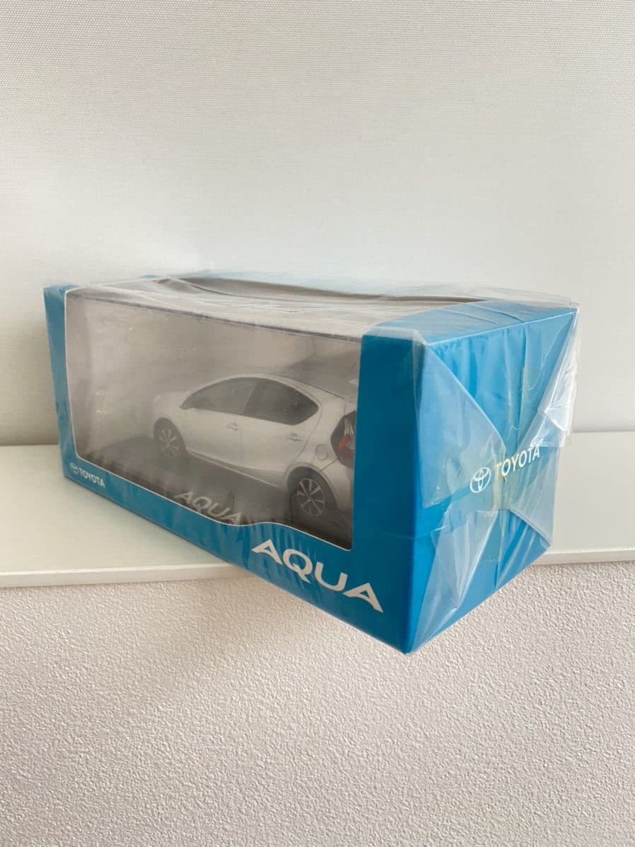 Amazon | トヨタ アクア ミニカー 1/30 シルバーメタリック 1F7 カラー