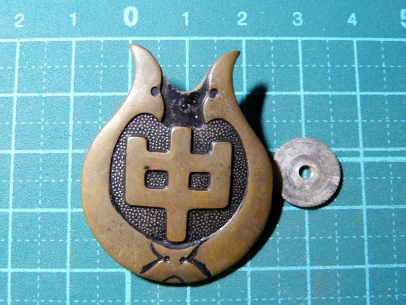 戦前跡見学園の校章バッチ園学見跡逆文字