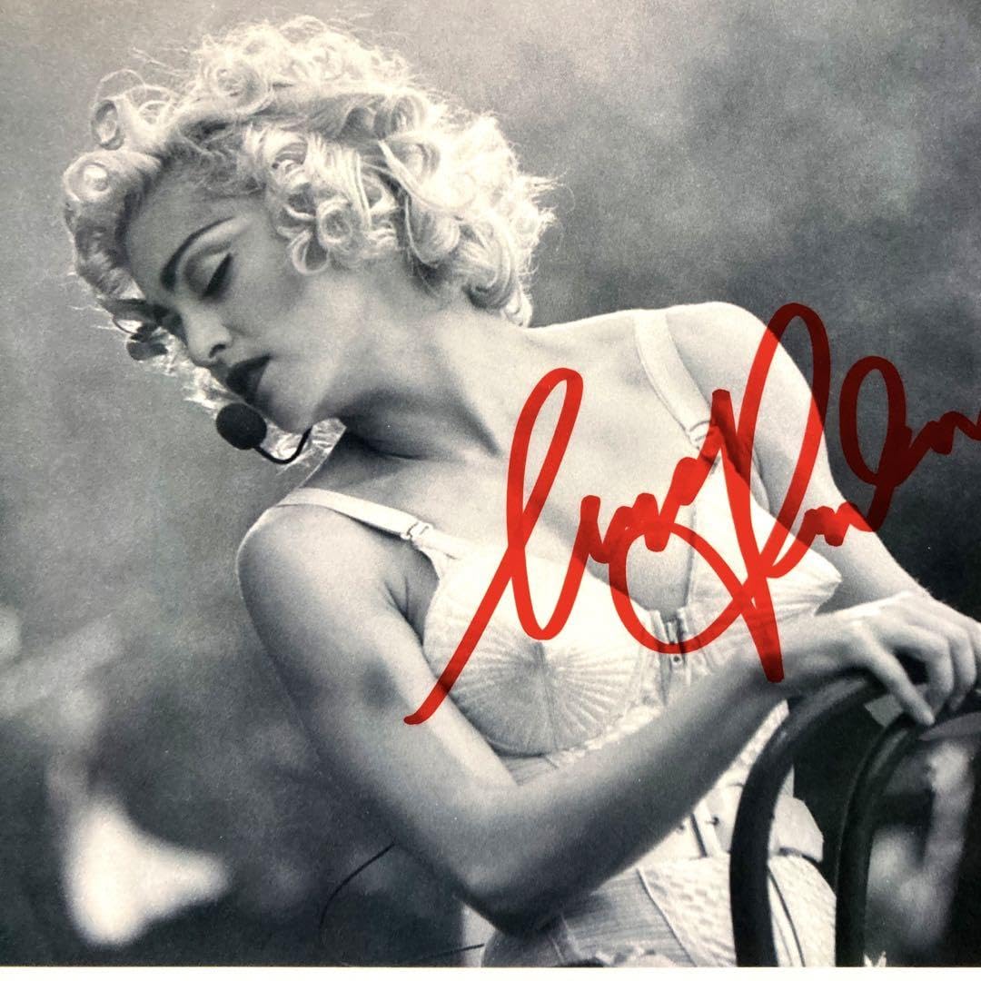 Amazon.co.jp: マドンナ直筆サイン入り2Lサイズ写真…Madonna : おもちゃ