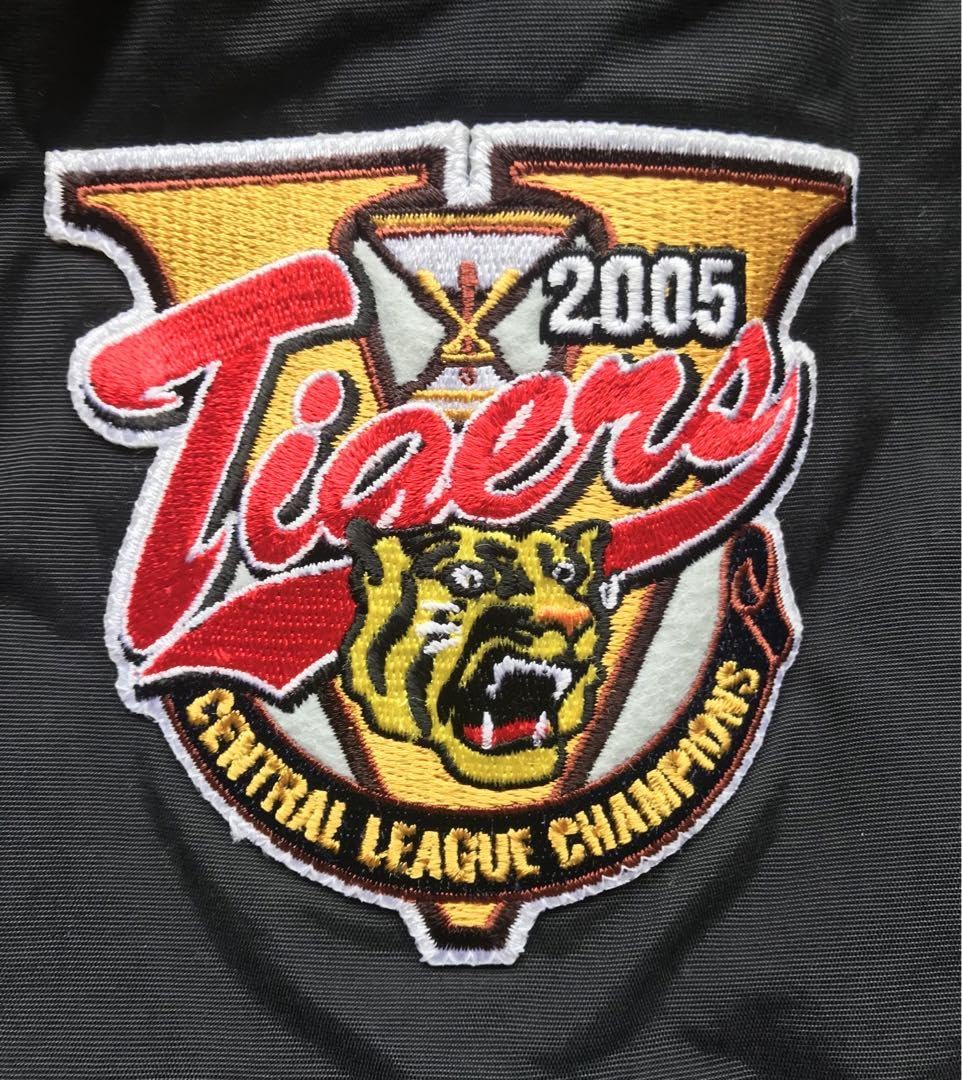 Amazon.co.jp: 限定岡田監督阪神タイガースグランドコートレプリカ O