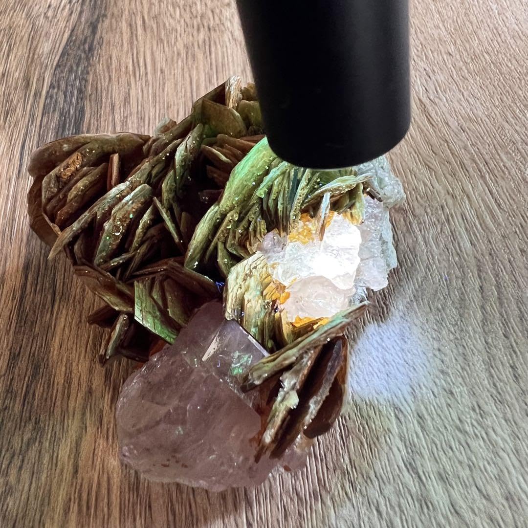 Amazon.co.jp: 蛍光 ピンク アパタイト マスコバイト 共生 鉱物 標本