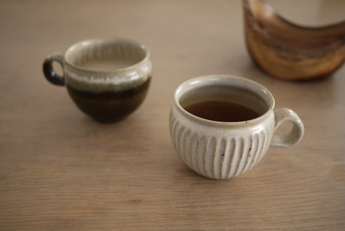 口あたりを想像して、マグを選ぶ。余宮隆さんの一品。｜おしゃべりな