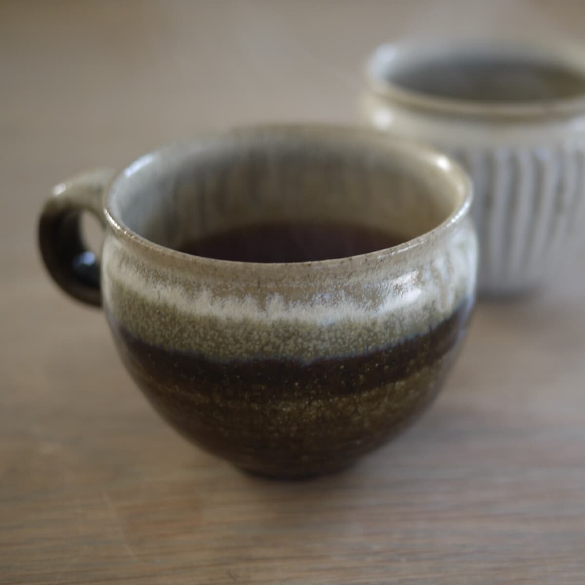 口あたりを想像して、マグを選ぶ。余宮隆さんの一品。｜おしゃべりな