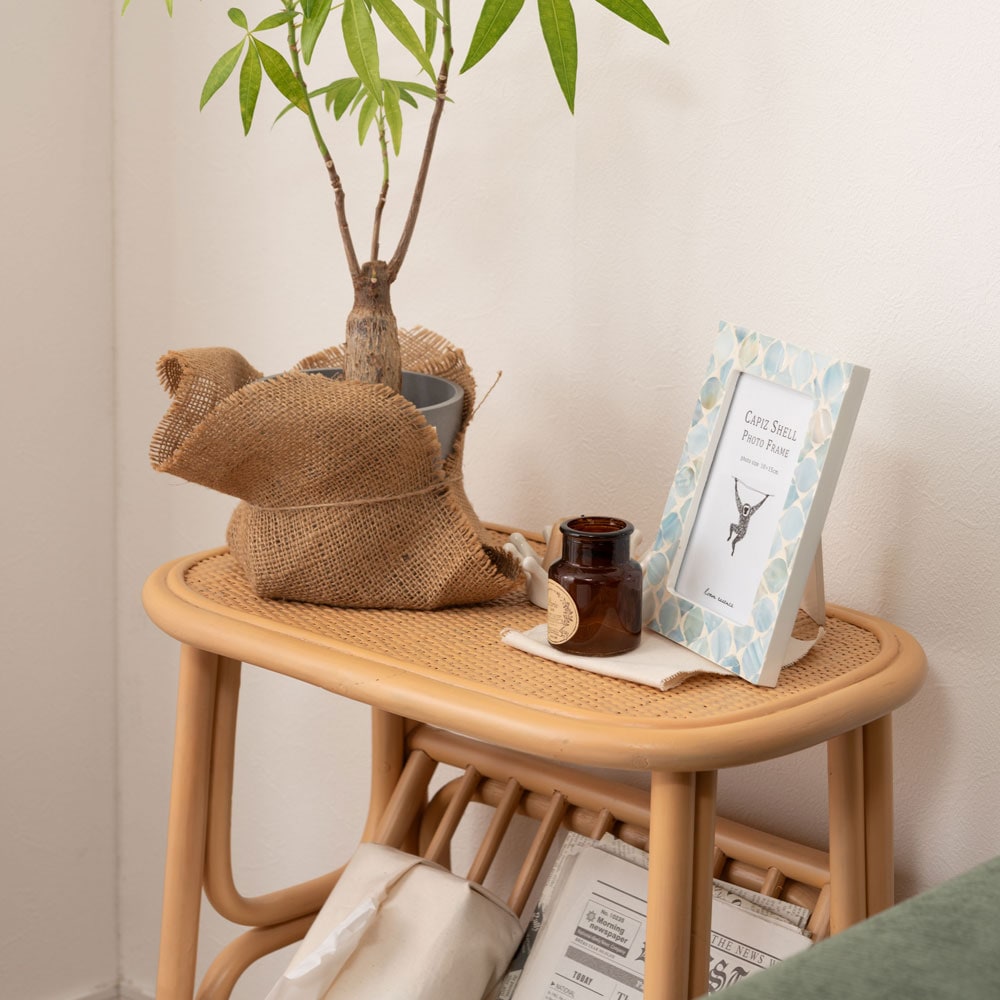 マガジンラック付きサイドテーブル｜天然ラタンの温もりと実用性を