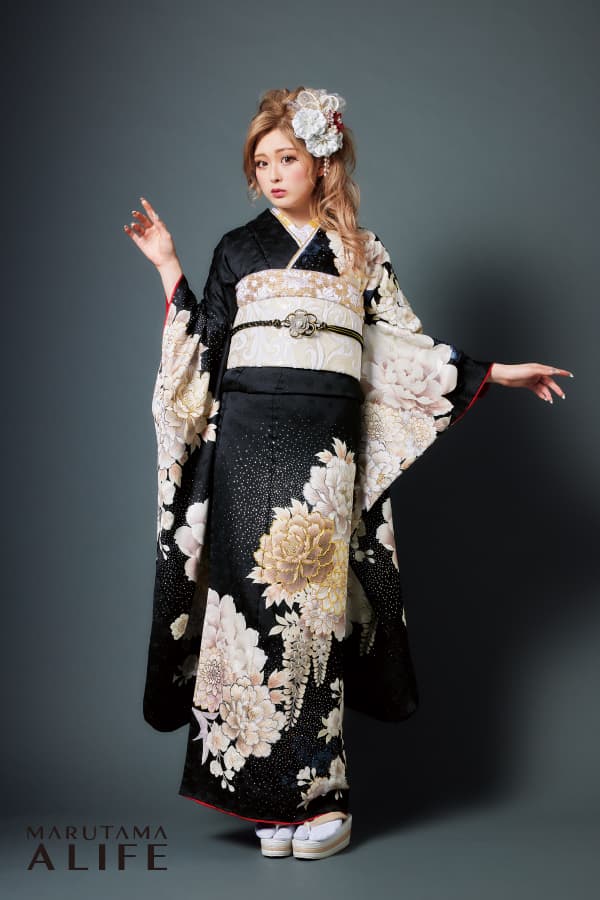 黒と金のゴージャス振袖で華麗なスタイルを