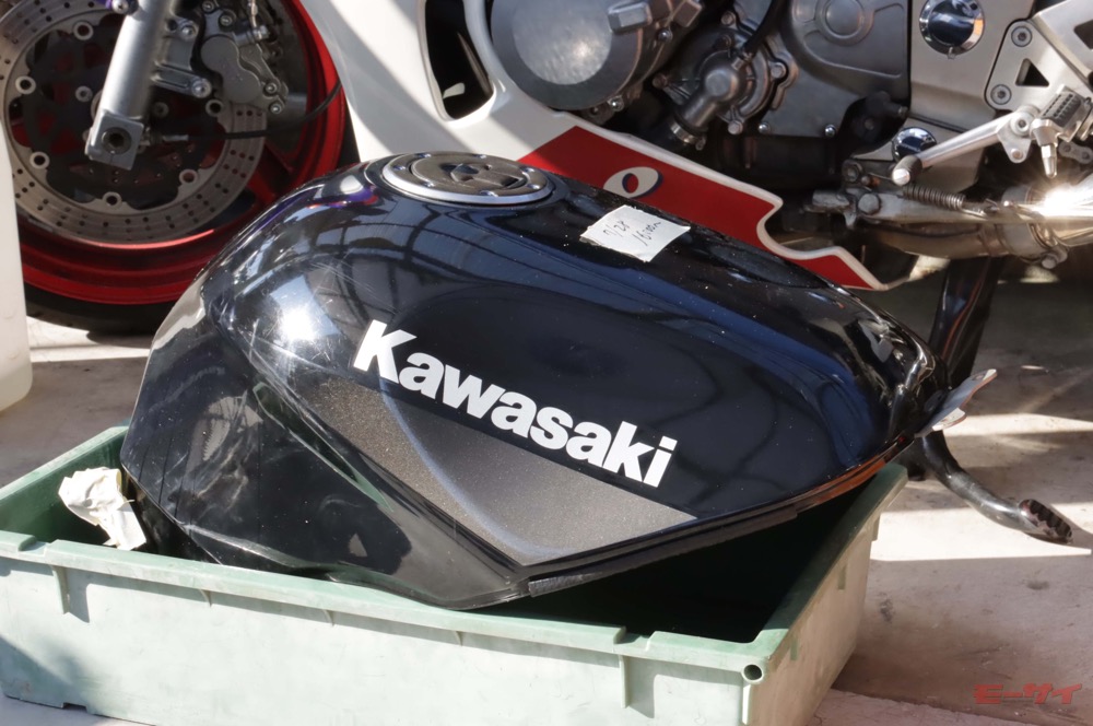 転倒で破壊してしまったタンクを修復せねば！90年代隠れ名車「カワサキ
