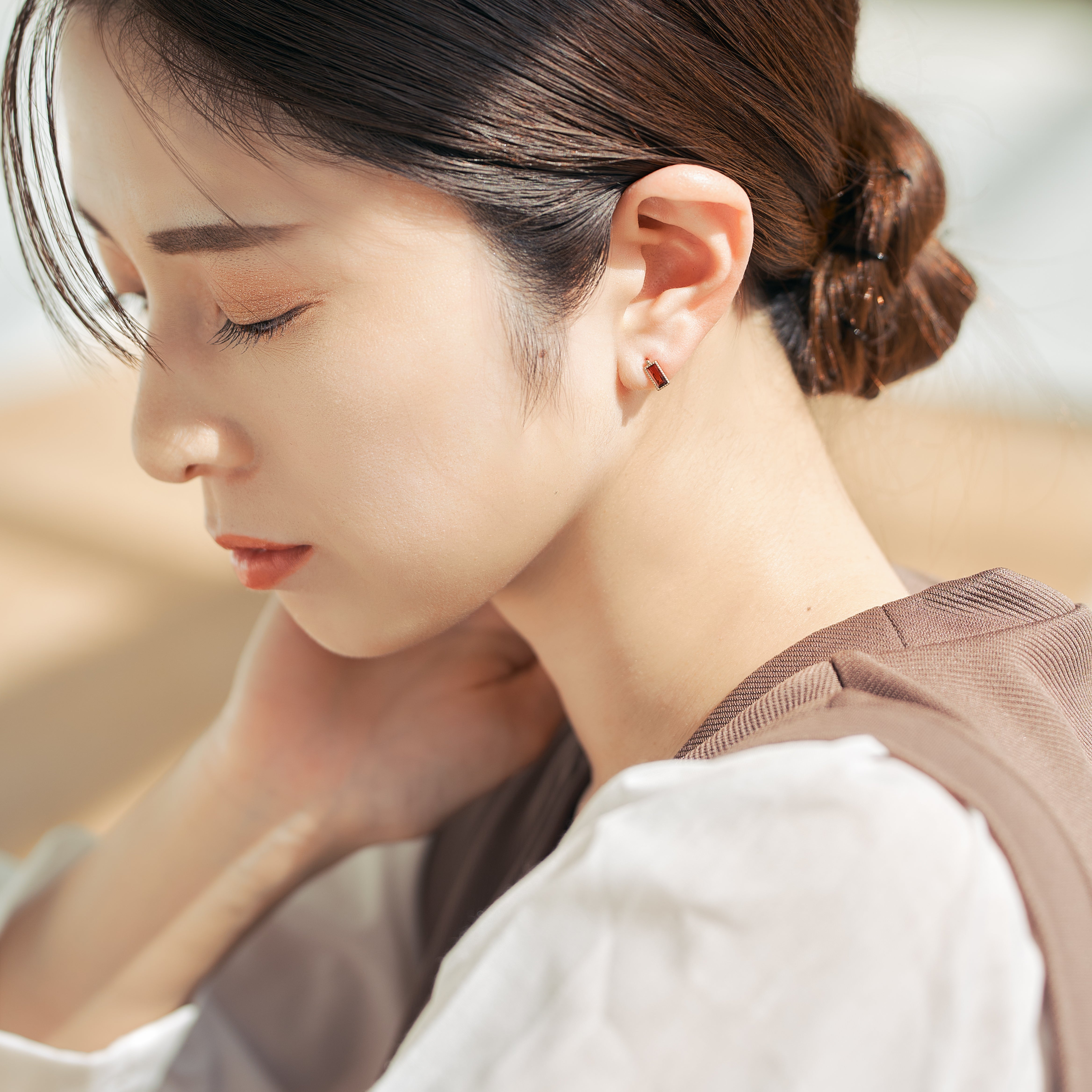 K10 つや消し スクエア ピアス（ガーネット）- me.（エムイードット）