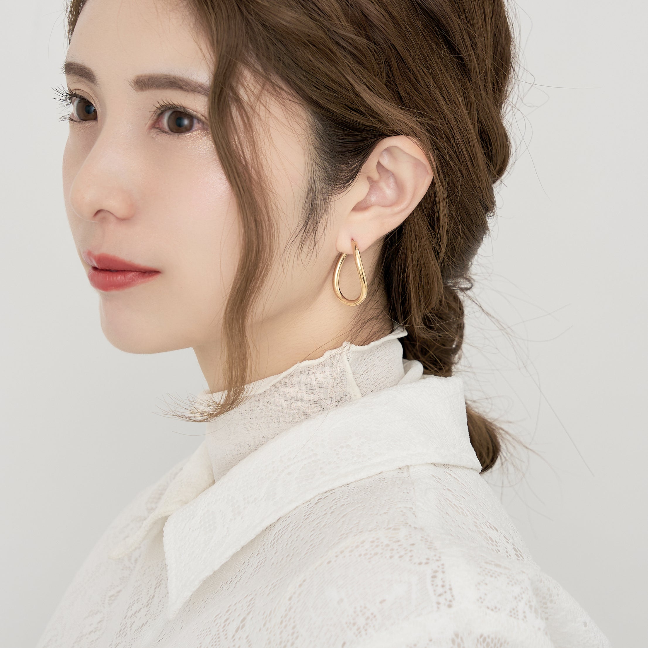 K18 オーバル ひねり フープピアス（大） - me.（エムイードット）